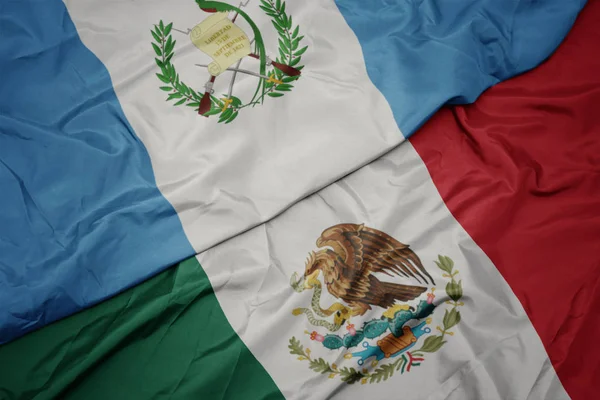 Színes mexikói zászlót lobogtatva és guatemalai nemzeti zászlót lobogtatva. makroszintű — Stock Fotó