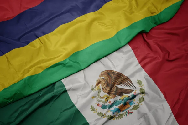 Színes mexikói zászlót lobogtatva és Mauritius nemzeti zászlaját lobogtatva. makroszintű — Stock Fotó