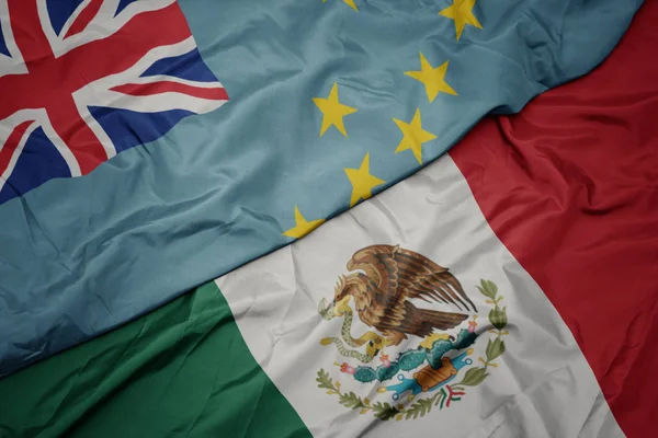 Viftande färgglada flagga mexico och nationell flagga Tuvalu. makro — Stockfoto