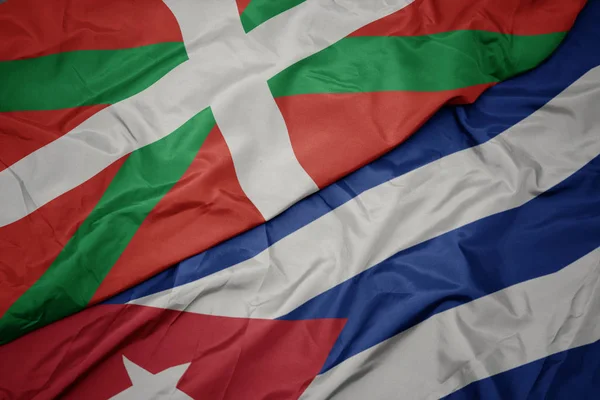 Размахивая красочным флагом Кубы и национальным флагом Страны Басков . — стоковое фото