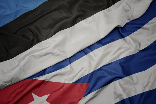 Küba 'nın renkli bayrağı ve Estonya' nın ulusal bayrağı sallanıyor. — Stok fotoğraf
