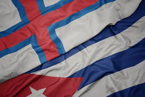 Vlající barevnou vlajkou Kuby a národní vlajkou Faerských ostrovů. — Stock fotografie