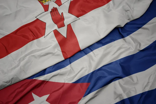 Agitant drapeau coloré de cuba et drapeau national de l'Irlande du Nord . — Photo