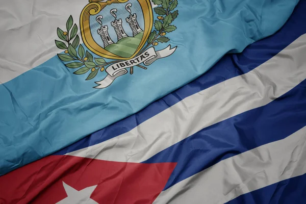 Agitant drapeau coloré de cuba et drapeau national de san marino . — Photo