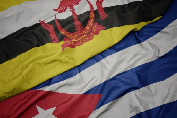 Agitant drapeau coloré de cuba et drapeau national de brunei . — Photo