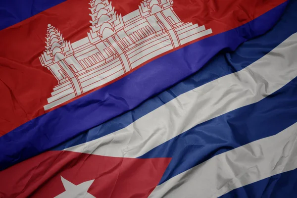 Zwaaiende vlag van cuba en nationale vlag van cambodia. — Stockfoto