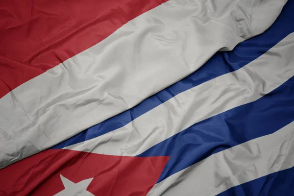 Agitant drapeau coloré de cuba et drapeau national de l'indonésie . — Photo