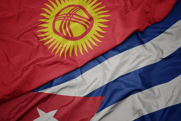 Ondeando colorida bandera de cuba y bandera nacional de kyrgyzstan . — Foto de Stock