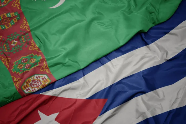 Sventolando bandiera colorata di Cuba e bandiera nazionale del turkmenistan . — Foto Stock