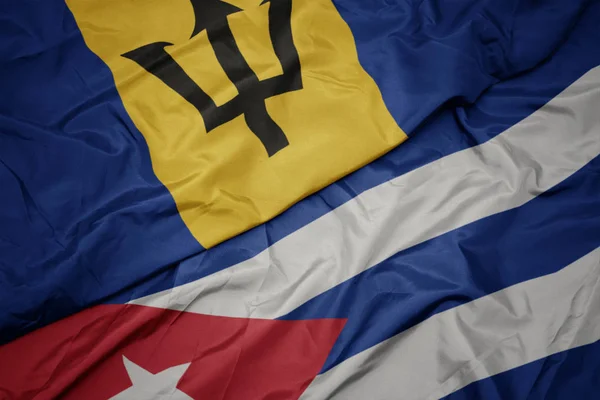 Agitant drapeau coloré de cuba et drapeau national de la Barbade . — Photo