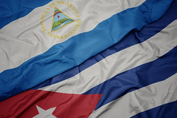 Schwenken bunte Fahne Kubas und Nationalflagge Nicaraguas. — Stockfoto