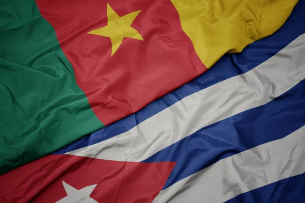 Ondeando colorida bandera de cuba y bandera nacional de camerún . — Foto de Stock