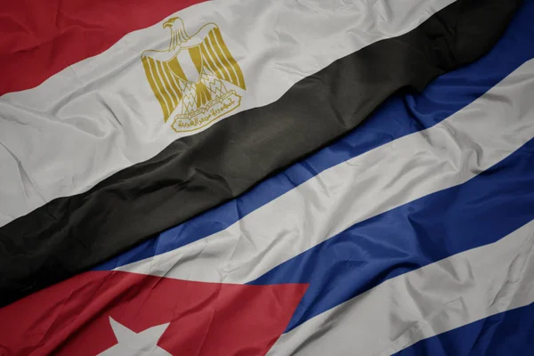 Sventolando bandiera colorata di Cuba e bandiera nazionale di Egitto  . — Foto Stock