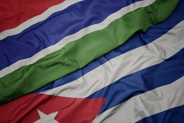 Schwenken bunte Flagge Kubas und Nationalflagge Gambias. — Stockfoto