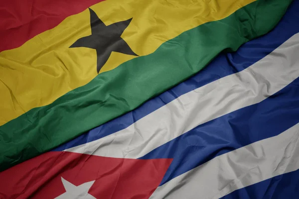 Sventolando bandiera colorata di cuba e bandiera nazionale del ghana . — Foto Stock