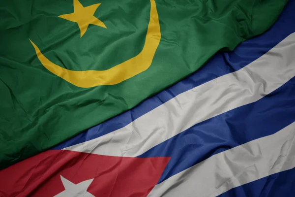 Sventolando bandiera colorata di cuba e bandiera nazionale di mauritania . — Foto Stock