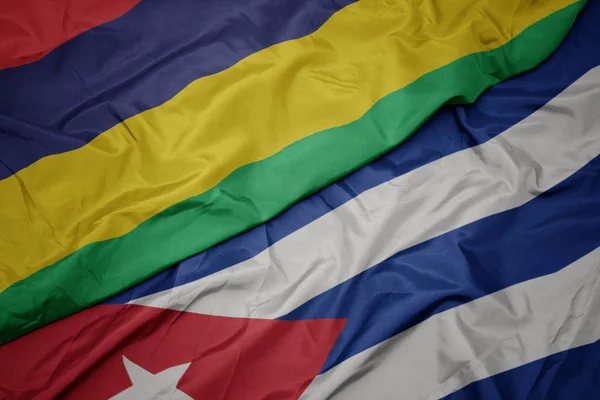 Κυματίζει πολύχρωμη σημαία της Κούβας και εθνική σημαία του mauritius. — Φωτογραφία Αρχείου