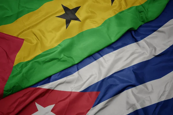 Agitant drapeau coloré de cuba et drapeau national de sao tome et principe  . — Photo