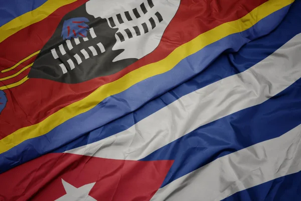 Schwenkt die kubanische Flagge und die Nationalflagge von Swasiland. — Stockfoto