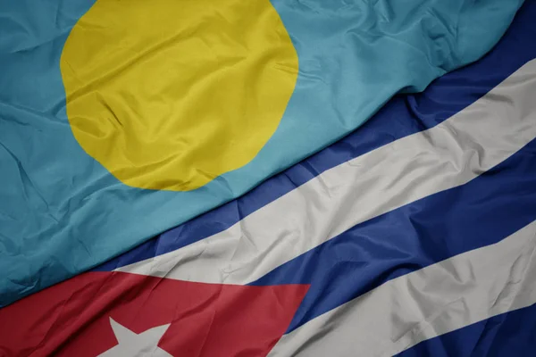 Agitant drapeau coloré de cuba et drapeau national de Palaos  . — Photo