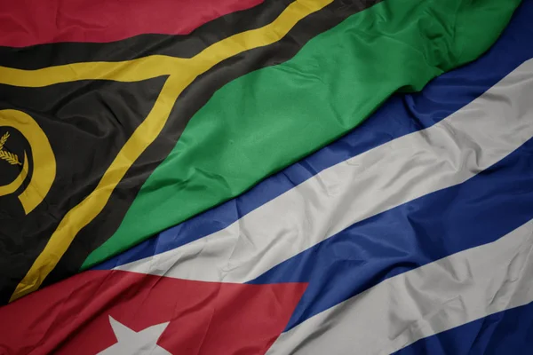 Agitant drapeau coloré de cuba et drapeau national de Vanuatu  . — Photo