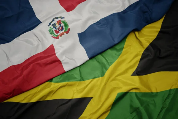 Ondeando colorida bandera de jamaica y bandera nacional de República Dominicana . — Foto de Stock