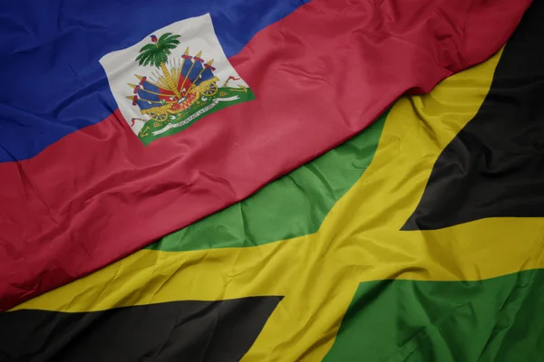 Κυματίζει πολύχρωμη σημαία της Τζαμάικα και εθνική σημαία της Αϊτής. — Φωτογραφία Αρχείου