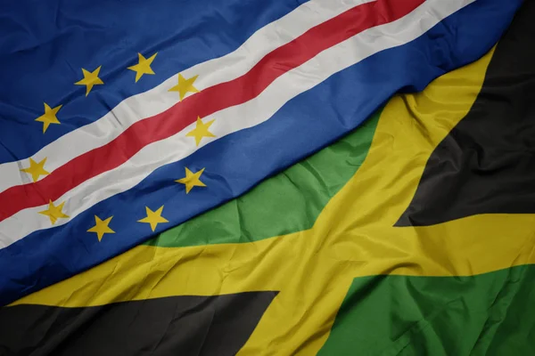 Jamaika 'nın renkli bayrağı ve Cape Verde' nin ulusal bayrağı sallanıyor.. — Stok fotoğraf