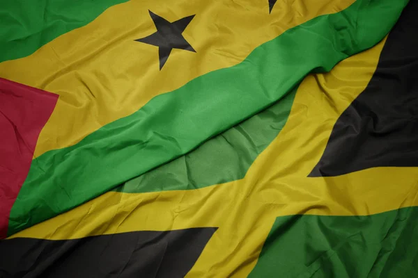 화려 한 자메이카 국기와 사오토메 와 프린 치프의 국기를 흔들고 있는 모습 . — 스톡 사진