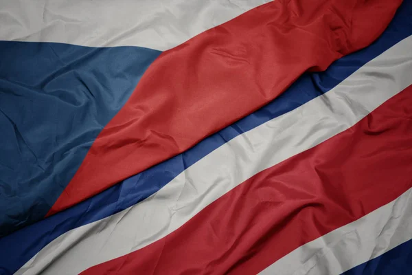 Mávání barevnou vlajkou costa rica a národní vlajkou České republiky. — Stock fotografie