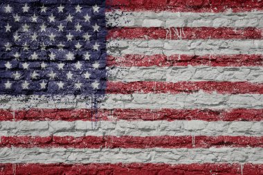 Amerika Birleşik Devletleri 'nin büyük ulusal bayrağını kocaman bir tuğla duvara boyamış.