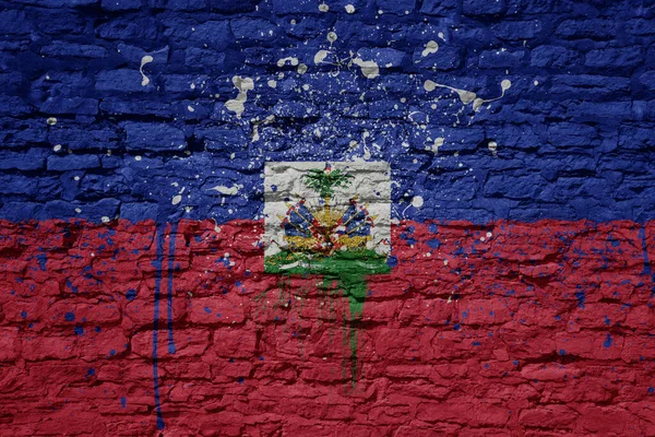 Bunt Bemalte Große Haitianische Nationalflagge Auf Einer Massiven Alten Backsteinmauer — Stockfoto