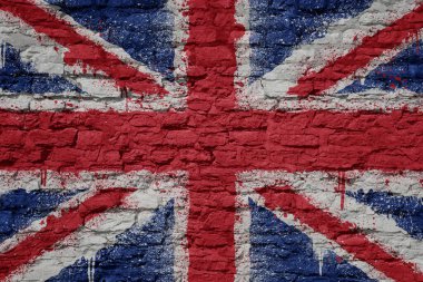 Büyük, eski tuğla bir duvarın üzerine büyük bir İngiliz bayrağı boyanmış.