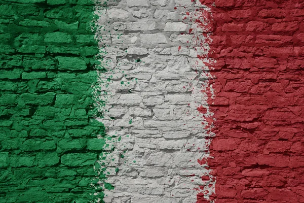 彩绘在一面巨大的旧砖墙上的意大利国旗 — 图库照片