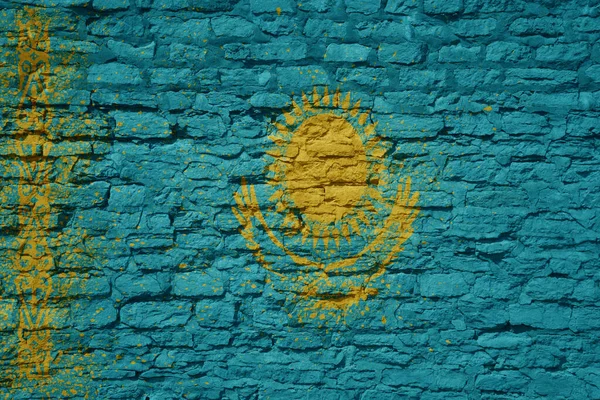 Färgglada Målade Stora Nationella Flagga Kazakhstan Massiv Gammal Tegelvägg — Stockfoto