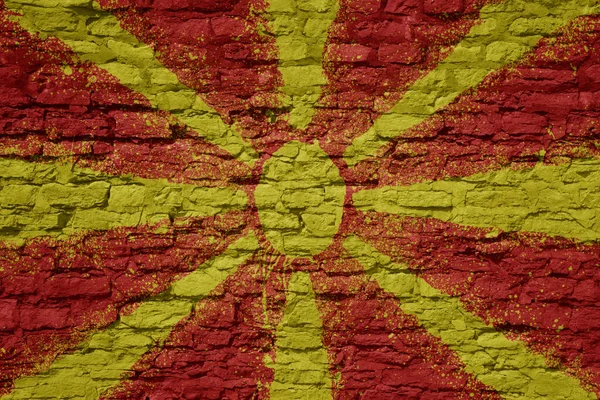 Красочный Раскрашенный Большой Национальный Флаг Македонии Массивной Старой Кирпичной Стене — стоковое фото