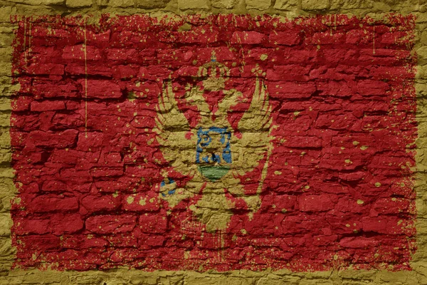 Красочный Раскрашенный Большой Национальный Флаг Черногории Массивной Старой Кирпичной Стене — стоковое фото