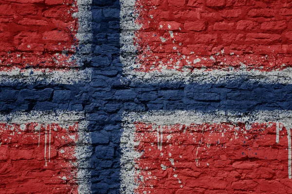Kolorowe Malowane Duże Flagi Narodowe Norwegii Masywnym Starym Murze Cegły — Zdjęcie stockowe
