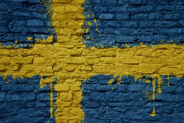 Färgglada Målade Stora Nationella Flaggan Sverige Massiv Gammal Tegelvägg — Stockfoto