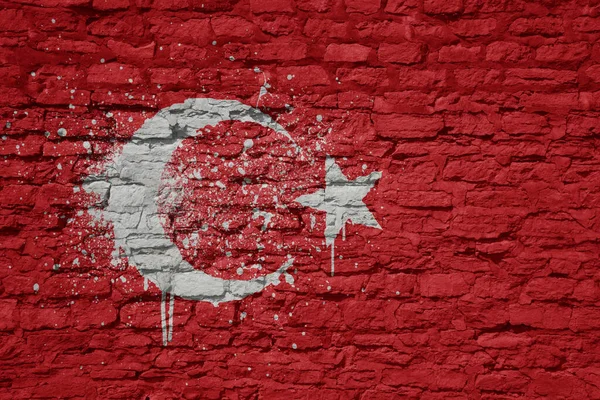 Барвистий Пофарбований Великий Національний Прапор Туреччини Масивній Старій Цегляній Стіні — стокове фото