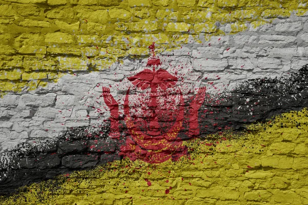 Красочный Раскрашенный Большой Национальный Флаг Брунея Массивной Старой Кирпичной Стене — стоковое фото