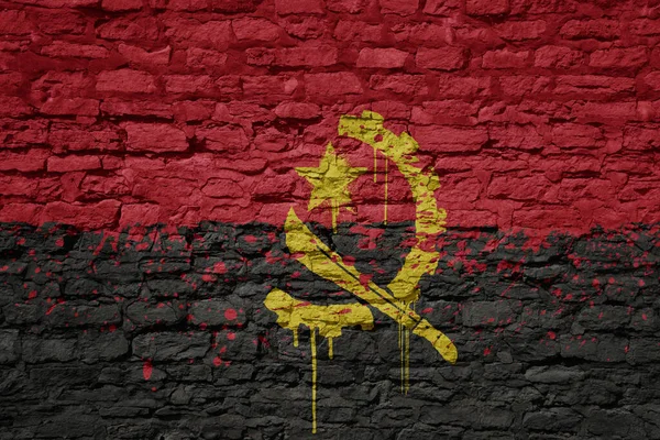 Colorido Pintado Grande Bandeira Nacional Angola Uma Enorme Parede Tijolo — Fotografia de Stock
