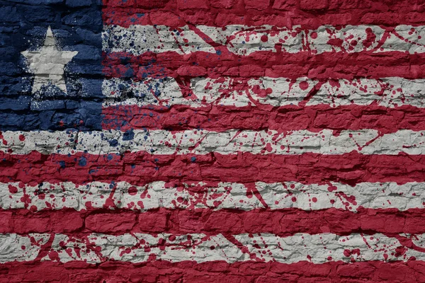 Kolorowe Malowane Duże Flagi Narodowe Liberii Masywnym Starym Murze Cegły — Zdjęcie stockowe