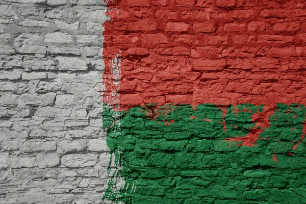 Красочный Раскрашенный Большой Национальный Флаг Мадагаскара Массивной Старой Кирпичной Стене — стоковое фото