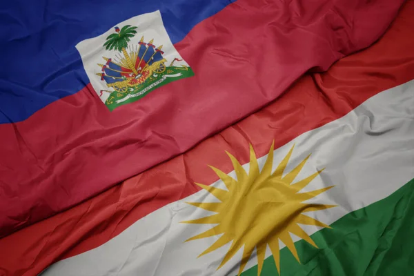 Κυματίζει Πολύχρωμη Σημαία Του Κουρδιστάν Και Εθνική Σημαία Της Αϊτής — Φωτογραφία Αρχείου