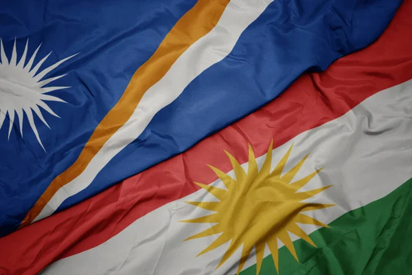 Mává Barevnou Vlajkou Kurdistánu Státní Vlajky Marshallových Ostrovů Makro — Stock fotografie