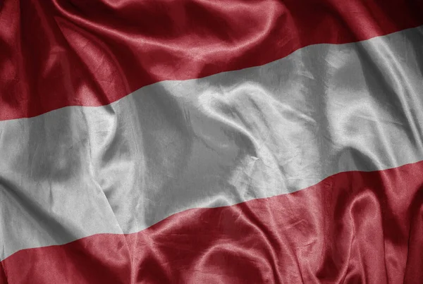 Machając Kolorową Lśniącą Flagą Austriacką Jedwabistej Fakturze — Zdjęcie stockowe