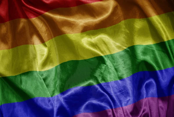 カラフルな輝く大きな虹のゲイの旗を絹のような質感で振って — ストック写真