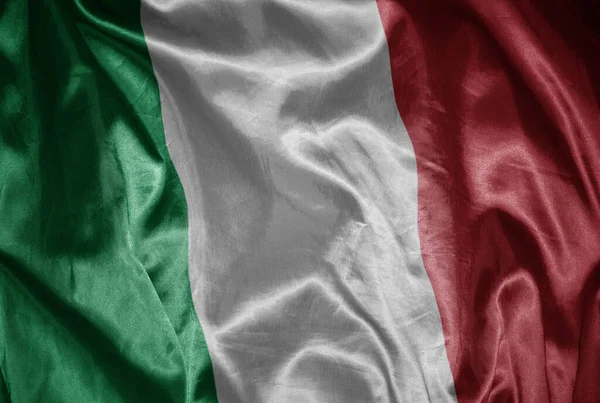 Zwaaiende Kleurrijke Glanzende Grote Nationale Vlag Van Italië Een Zijdezachte — Stockfoto