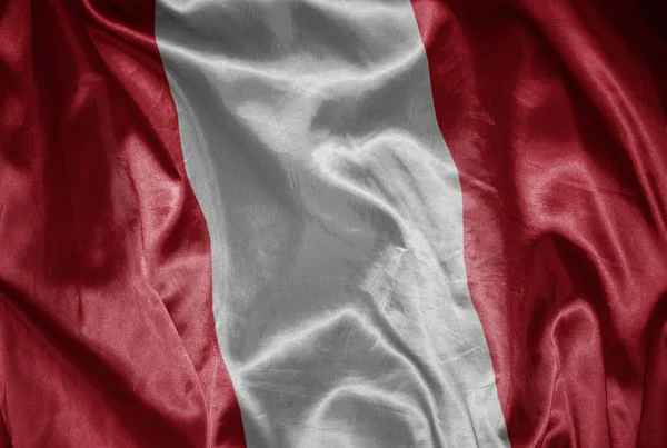 Размахивая Красочным Сияющим Большим Национальным Флагом Перу Шелковистой Текстуре — стоковое фото